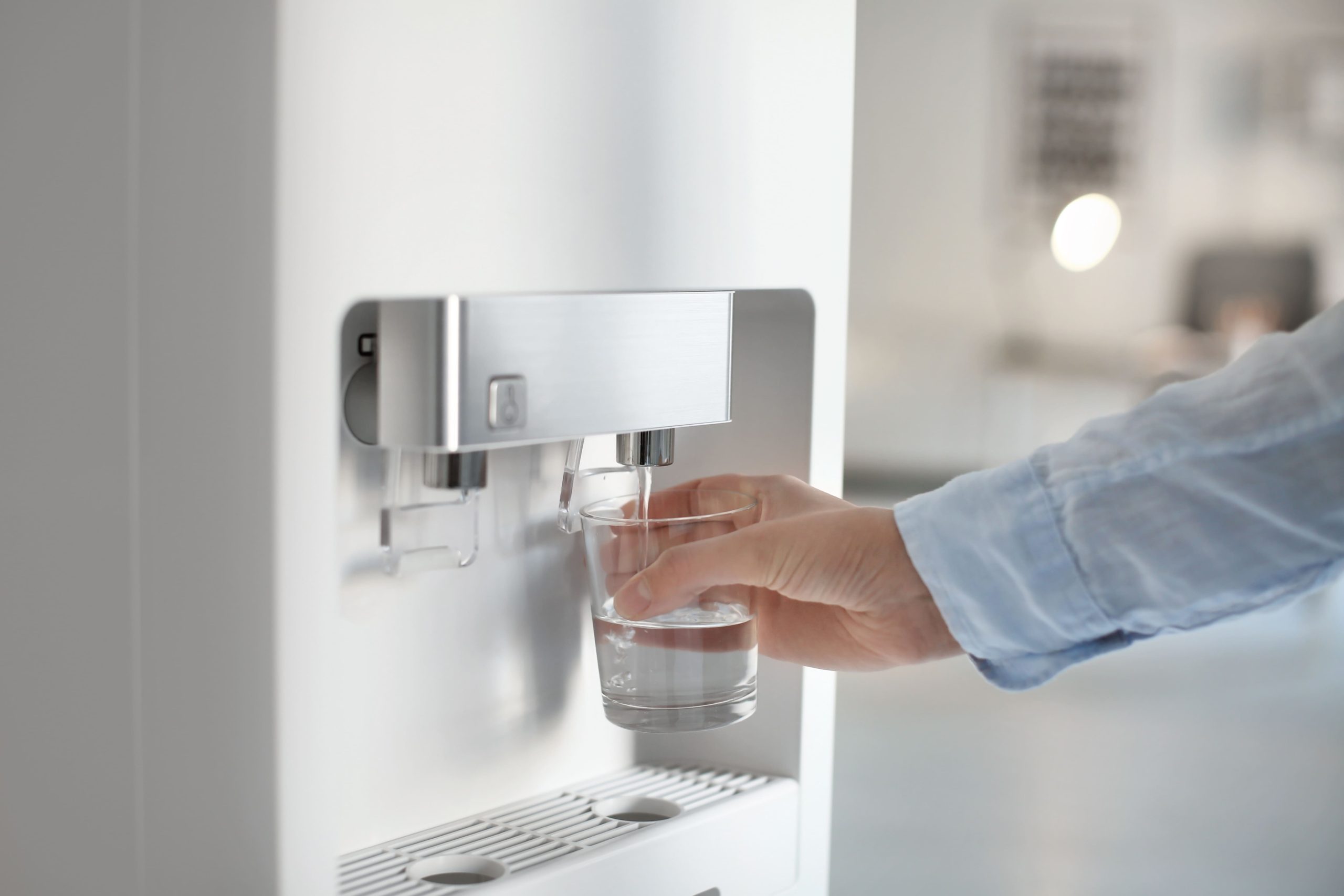 Os benefícios de ter um purificador de água em casa e na sua empresa